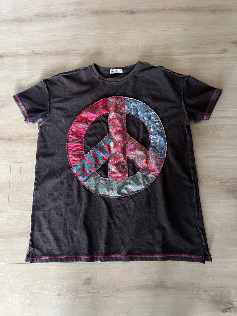 Women’s natural life M oversized Tee with Multicolor Peace Applique